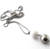 Valge jadeiit terasega